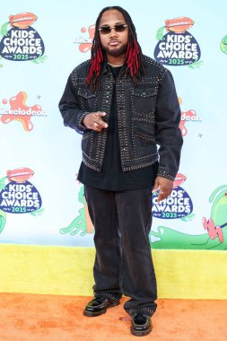 Amerikalı şarkıcı-söz yazarı ve müzik yapımcısı Leon Thomas III, 21 Haziran 2025 tarihinde Santa Monica, Los Angeles, Kaliforniya 'da düzenlenen 2025 Nickelodeon Kids' Choice Awards 'a (38. Nickelodeon Kids' Choice Awards) geldi.