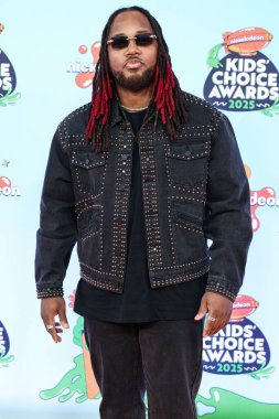 Amerikalı şarkıcı-söz yazarı ve müzik yapımcısı Leon Thomas III, 21 Haziran 2025 tarihinde Santa Monica, Los Angeles, Kaliforniya 'da düzenlenen 2025 Nickelodeon Kids' Choice Awards 'a (38. Nickelodeon Kids' Choice Awards) geldi.