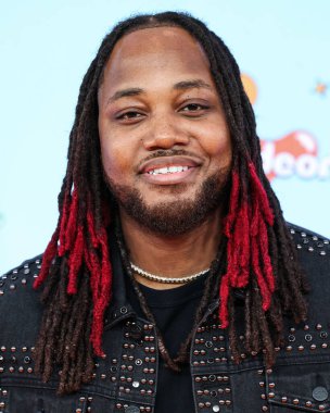 Amerikalı şarkıcı-söz yazarı ve müzik yapımcısı Leon Thomas III, 21 Haziran 2025 tarihinde Santa Monica, Los Angeles, Kaliforniya 'da düzenlenen 2025 Nickelodeon Kids' Choice Awards 'a (38. Nickelodeon Kids' Choice Awards) geldi.