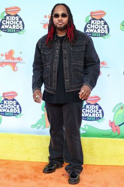 Amerikalı şarkıcı-söz yazarı ve müzik yapımcısı Leon Thomas III, 21 Haziran 2025 tarihinde Santa Monica, Los Angeles, Kaliforniya 'da düzenlenen 2025 Nickelodeon Kids' Choice Awards 'a (38. Nickelodeon Kids' Choice Awards) geldi.