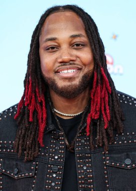 Amerikalı şarkıcı-söz yazarı ve müzik yapımcısı Leon Thomas III, 21 Haziran 2025 tarihinde Santa Monica, Los Angeles, Kaliforniya 'da düzenlenen 2025 Nickelodeon Kids' Choice Awards 'a (38. Nickelodeon Kids' Choice Awards) geldi.