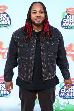 Amerikalı şarkıcı-söz yazarı ve müzik yapımcısı Leon Thomas III, 21 Haziran 2025 tarihinde Santa Monica, Los Angeles, Kaliforniya 'da düzenlenen 2025 Nickelodeon Kids' Choice Awards 'a (38. Nickelodeon Kids' Choice Awards) geldi.