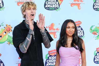 Amerikalı şarkıcı, söz yazarı, rapçi, yapımcı ve aktör Makineli Tüfek Kelly (mgk) (Colson Baker) ve kızı Casie Colson Baker, Barker Hangar 'da düzenlenen 2025 Nickelodeon Çocuk Seçimi Ödülleri' ne (38. 