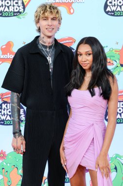 Amerikalı şarkıcı, söz yazarı, rapçi, yapımcı ve aktör Makineli Tüfek Kelly (mgk) (Colson Baker) ve kızı Casie Colson Baker Barker Hangar 'da düzenlenen 2025 Nickelodeon Çocuk Seçimi Ödülleri' ne (38. 
