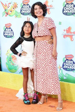 Hawaii 'li çocuk yıldız ve oyuncu Maia Kealoha ve Amerikalı aktris ve şarkıcı Auli' i Cravalho, 21 Haziran 2025 'te Barker Hangar, Los Angeles' ta düzenlenen 2025 Nickelodeon Çocuk Seçimi Ödülleri 'ne (38. Nickelodeon Çocuk Seçimi Ödülleri) geldiler. 