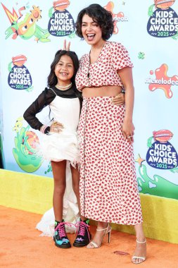 Hawaii 'li çocuk yıldız ve oyuncu Maia Kealoha ve Amerikalı aktris ve şarkıcı Auli' i Cravalho, 21 Haziran 2025 'te Barker Hangar, Los Angeles' ta düzenlenen 2025 Nickelodeon Çocuk Seçimi Ödülleri 'ne (38. Nickelodeon Çocuk Seçimi Ödülleri) geldiler. 