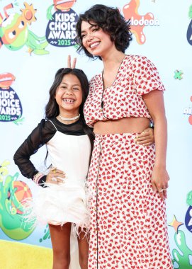Hawaii 'li çocuk yıldız ve oyuncu Maia Kealoha ve Amerikalı aktris ve şarkıcı Auli' i Cravalho, 21 Haziran 2025 'te Barker Hangar, Los Angeles' ta düzenlenen 2025 Nickelodeon Çocuk Seçimi Ödülleri 'ne (38. Nickelodeon Çocuk Seçimi Ödülleri) geldiler. 