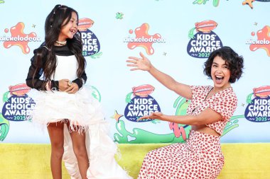 Hawaii 'li çocuk yıldız ve oyuncu Maia Kealoha ve Amerikalı aktris ve şarkıcı Auli' i Cravalho, 21 Haziran 2025 'te Barker Hangar, Los Angeles' ta düzenlenen 2025 Nickelodeon Çocuk Seçimi Ödülleri 'ne (38. Nickelodeon Çocuk Seçimi Ödülleri) geldiler. 