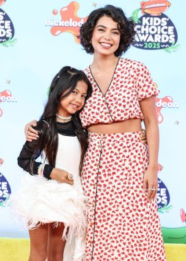 Hawaii 'li çocuk yıldız ve oyuncu Maia Kealoha ve Amerikalı aktris ve şarkıcı Auli' i Cravalho, 21 Haziran 2025 'te Barker Hangar, Los Angeles' ta düzenlenen 2025 Nickelodeon Çocuk Seçimi Ödülleri 'ne (38. Nickelodeon Çocuk Seçimi Ödülleri) geldiler. 