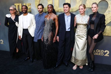 Victoria Mahoney, Chiwetel Ejiofor, Marwan Kenzari, KiKi Layne, Henry Golding, Uma Thurman ve Charlize Theron Netflix 'in Hollywood, Los Angeles, Kaliforniya, ABD' deki Netflix Tudum Tiyatrosu 'nda düzenlenen' Eski Muhafız 2 'nin Los Angeles galasına geldiler..