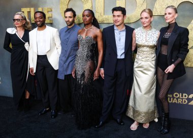 Victoria Mahoney, Chiwetel Ejiofor, Marwan Kenzari, KiKi Layne, Henry Golding, Uma Thurman ve Charlize Theron Netflix 'in Hollywood, Los Angeles, Kaliforniya, ABD' deki Netflix Tudum Tiyatrosu 'nda düzenlenen' Eski Muhafız 2 'nin Los Angeles galasına geldiler..