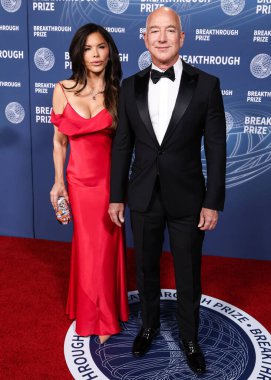 Lauren Sanchez ve erkek arkadaşı, Amerikalı girişimci, iş adamı, Amazon 'un kurucusu Jeff Bezos, 5 Nisan 2025' te Santa Monica, Los Angeles, Kaliforniya, ABD 'deki Barker Hangarında düzenlenen 11..