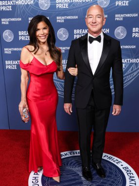 Lauren Sanchez ve erkek arkadaşı, Amerikalı girişimci, iş adamı, Amazon 'un kurucusu Jeff Bezos, 5 Nisan 2025' te Santa Monica, Los Angeles, Kaliforniya, ABD 'deki Barker Hangarında düzenlenen 11..