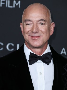 Amazon.com 'un Amerikalı girişimci / kurucusu ve icra başkanı Jeff Bezos, Los Angeles İlçe Sanat Müzesi 2021 tarihli 10. Geleneksel LACMA Sanat + Film Galasına 6 Kasım 2021' de geldi..