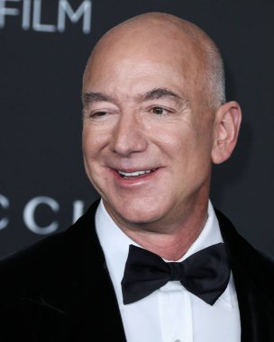 Amazon.com 'un Amerikalı girişimci / kurucusu ve icra başkanı Jeff Bezos, Los Angeles İlçe Sanat Müzesi 2021 tarihli 10. Geleneksel LACMA Sanat + Film Galasına 6 Kasım 2021' de geldi..