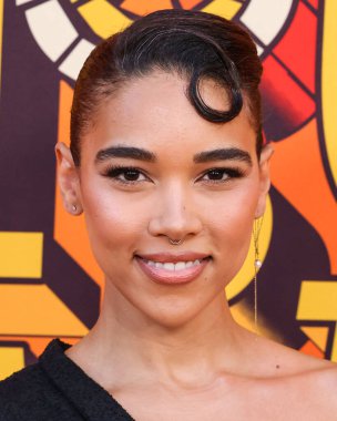 Amerikalı aktris, şarkıcı, söz yazarı, piyanist ve gitarist Alexandra Shipp, 28 Haziran 2025 tarihinde Universal Stüdyoları Backlot, Los Angeles 'ta düzenlenen Charlize Theron Afrika Sosyal Yardım Projesine (CTAOP) geldi.       