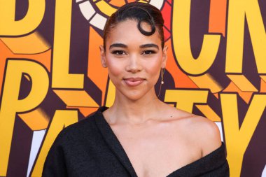 Amerikalı aktris, şarkıcı, söz yazarı, piyanist ve gitarist Alexandra Shipp, 28 Haziran 2025 tarihinde Universal Stüdyoları Backlot, Los Angeles 'ta düzenlenen Charlize Theron Afrika Sosyal Yardım Projesine (CTAOP) geldi.       