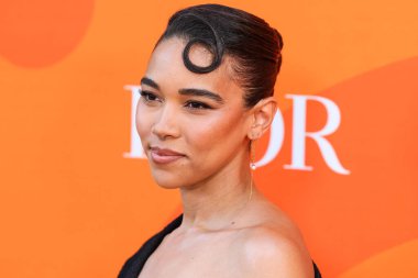 Amerikalı aktris, şarkıcı, söz yazarı, piyanist ve gitarist Alexandra Shipp, 28 Haziran 2025 tarihinde Universal Stüdyoları Backlot, Los Angeles 'ta düzenlenen Charlize Theron Afrika Sosyal Yardım Projesine (CTAOP) geldi.       