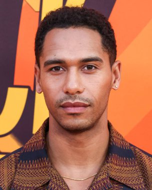 İngiliz aktör ve seslendirme sanatçısı Elliot Knight, 28 Haziran 2025 'te Universal Stüdyoları Backlot' ta düzenlenen Charlize Theron Africa Sosyal Yardım Projesi 'ne (CTAOP) ulaştı..        