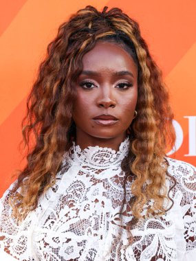 Amerikalı aktris KiKi Layne, 28 Haziran 2025 'te Universal Stüdyoları Backlot' ta düzenlenen Charlize Theron Africa Sosyal Yardım Projesine (CTAOP) ulaştı..    