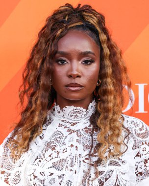 Amerikalı aktris KiKi Layne, 28 Haziran 2025 'te Universal Stüdyoları Backlot' ta düzenlenen Charlize Theron Africa Sosyal Yardım Projesine (CTAOP) ulaştı..    