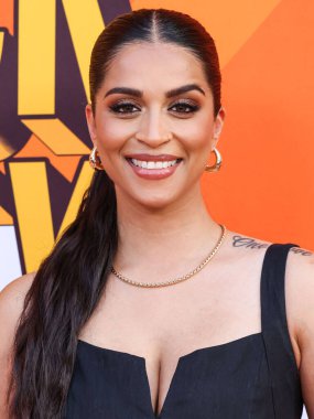Kanadalı YouTuber, televizyon sunucusu, komedyen ve yazar Lilly Singh, 28 Haziran 2025 'te Universal Stüdyoları Backlot' ta düzenlenen Charlize Theron Africa Yardım Projesine (CTAOP) ulaştı.    