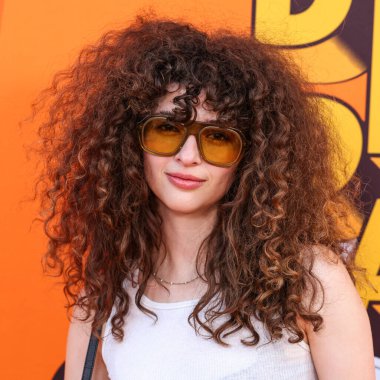 Amerikalı aktris Nina Bloomgarden, 28 Haziran 2025 'te Universal Stüdyoları Backlot' ta düzenlenen Charlize Theron Africa Sosyal Yardım Projesine (CTAOP) geldi..             