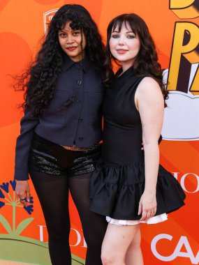 Malezyalı aktris Nuha Jes Izman ve Amerikalı aktris Samantha Hanratty (Sammi Hanratty), 28 Haziran 2025 'te Universal Stüdyoları Backlot' ta düzenlenen Charlize Theron Afrika Sosyal Yardım Projesi 'ne (CTAOP) geldiler.