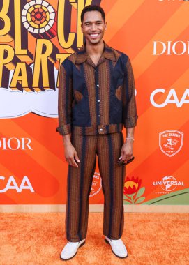 İngiliz aktör ve seslendirme sanatçısı Elliot Knight, 28 Haziran 2025 'te Universal Stüdyoları Backlot' ta düzenlenen Charlize Theron Africa Sosyal Yardım Projesi 'ne (CTAOP) ulaştı..        