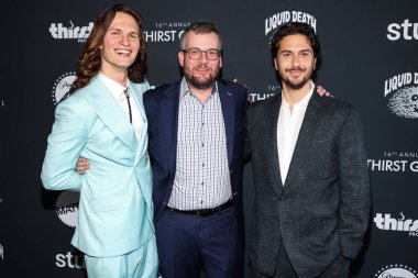 Amerikalı aktör, şarkıcı, DJ ve yapımcı Ansel Elgort, John Green ve Amerikalı aktör, şarkıcı-söz yazarı ve müzisyen Nat Wolff, 28 Haziran 2025 'te Beverly Hills' de düzenlenen 16.