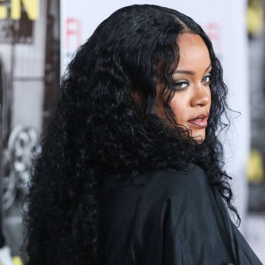  Rihanna geçen hafta sessizce müzik tarihi yazdı. Hafta sonu, plak şirketi ROC Nation tarafından Rihanna 'nın Spotify' da 50 milyar akışı geçtiği ortaya çıktı. HOLYWOOD, LOS ANGELES, CALIFORNIA, ABD - 14 Kasım: Barbadoslu şarkıcı