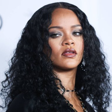  Rihanna geçen hafta sessizce müzik tarihi yazdı. Hafta sonu, plak şirketi ROC Nation tarafından Rihanna 'nın Spotify' da 50 milyar akışı geçtiği ortaya çıktı. HOLYWOOD, LOS ANGELES, CALIFORNIA, ABD - 14 Kasım: Barbadoslu şarkıcı