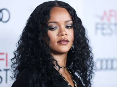  Rihanna geçen hafta sessizce müzik tarihi yazdı. Hafta sonu, plak şirketi ROC Nation tarafından Rihanna 'nın Spotify' da 50 milyar akışı geçtiği ortaya çıktı. HOLYWOOD, LOS ANGELES, CALIFORNIA, ABD - 14 Kasım: Barbadoslu şarkıcı