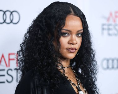  Rihanna geçen hafta sessizce müzik tarihi yazdı. Hafta sonu, plak şirketi ROC Nation tarafından Rihanna 'nın Spotify' da 50 milyar akışı geçtiği ortaya çıktı. HOLYWOOD, LOS ANGELES, CALIFORNIA, ABD - 14 Kasım: Barbadoslu şarkıcı