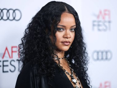  Rihanna geçen hafta sessizce müzik tarihi yazdı. Hafta sonu, plak şirketi ROC Nation tarafından Rihanna 'nın Spotify' da 50 milyar akışı geçtiği ortaya çıktı. HOLYWOOD, LOS ANGELES, CALIFORNIA, ABD - 14 Kasım: Barbadoslu şarkıcı