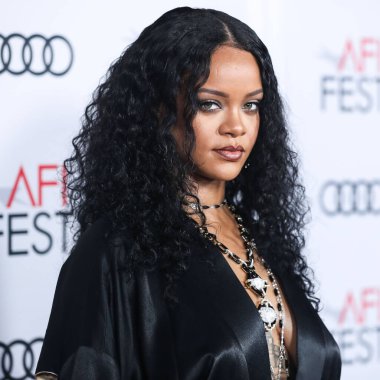  Rihanna geçen hafta sessizce müzik tarihi yazdı. Hafta sonu, plak şirketi ROC Nation tarafından Rihanna 'nın Spotify' da 50 milyar akışı geçtiği ortaya çıktı. HOLYWOOD, LOS ANGELES, CALIFORNIA, ABD - 14 Kasım: Barbadoslu şarkıcı