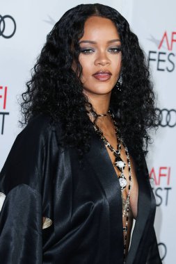  Rihanna geçen hafta sessizce müzik tarihi yazdı. Hafta sonu, plak şirketi ROC Nation tarafından Rihanna 'nın Spotify' da 50 milyar akışı geçtiği ortaya çıktı. HOLYWOOD, LOS ANGELES, CALIFORNIA, ABD - 14 Kasım: Barbadoslu şarkıcı