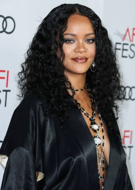  Rihanna geçen hafta sessizce müzik tarihi yazdı. Hafta sonu, plak şirketi ROC Nation tarafından Rihanna 'nın Spotify' da 50 milyar akışı geçtiği ortaya çıktı. HOLYWOOD, LOS ANGELES, CALIFORNIA, ABD - 14 Kasım: Barbadoslu şarkıcı