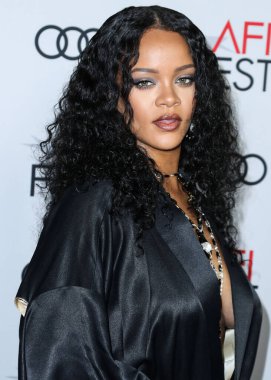 Rihanna geçen hafta sessizce müzik tarihi yazdı. Hafta sonu, plak şirketi ROC Nation tarafından Rihanna 'nın Spotify' da 50 milyar akışı geçtiği ortaya çıktı. HOLYWOOD, LOS ANGELES, CALIFORNIA, ABD - 14 Kasım: Barbadoslu şarkıcı