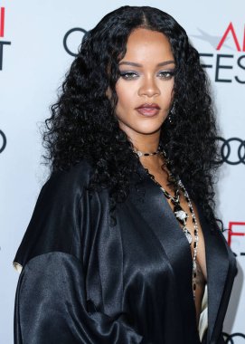  Rihanna geçen hafta sessizce müzik tarihi yazdı. Hafta sonu, plak şirketi ROC Nation tarafından Rihanna 'nın Spotify' da 50 milyar akışı geçtiği ortaya çıktı. HOLYWOOD, LOS ANGELES, CALIFORNIA, ABD - 14 Kasım: Barbadoslu şarkıcı