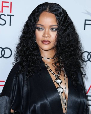  Rihanna geçen hafta sessizce müzik tarihi yazdı. Hafta sonu, plak şirketi ROC Nation tarafından Rihanna 'nın Spotify' da 50 milyar akışı geçtiği ortaya çıktı. HOLYWOOD, LOS ANGELES, CALIFORNIA, ABD - 14 Kasım: Barbadoslu şarkıcı