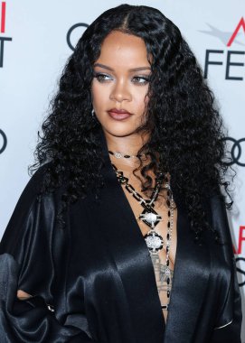  Rihanna geçen hafta sessizce müzik tarihi yazdı. Hafta sonu, plak şirketi ROC Nation tarafından Rihanna 'nın Spotify' da 50 milyar akışı geçtiği ortaya çıktı. HOLYWOOD, LOS ANGELES, CALIFORNIA, ABD - 14 Kasım: Barbadoslu şarkıcı