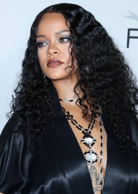  Rihanna geçen hafta sessizce müzik tarihi yazdı. Hafta sonu, plak şirketi ROC Nation tarafından Rihanna 'nın Spotify' da 50 milyar akışı geçtiği ortaya çıktı. HOLYWOOD, LOS ANGELES, CALIFORNIA, ABD - 14 Kasım: Barbadoslu şarkıcı