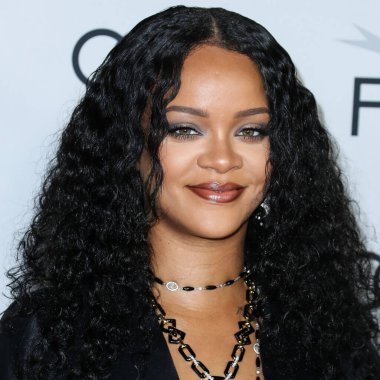  Rihanna geçen hafta sessizce müzik tarihi yazdı. Hafta sonu, plak şirketi ROC Nation tarafından Rihanna 'nın Spotify' da 50 milyar akışı geçtiği ortaya çıktı. HOLYWOOD, LOS ANGELES, CALIFORNIA, ABD - 14 Kasım: Barbadoslu şarkıcı