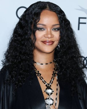  Rihanna geçen hafta sessizce müzik tarihi yazdı. Hafta sonu, plak şirketi ROC Nation tarafından Rihanna 'nın Spotify' da 50 milyar akışı geçtiği ortaya çıktı. HOLYWOOD, LOS ANGELES, CALIFORNIA, ABD - 14 Kasım: Barbadoslu şarkıcı