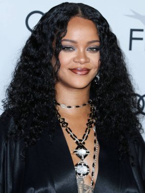  Rihanna geçen hafta sessizce müzik tarihi yazdı. Hafta sonu, plak şirketi ROC Nation tarafından Rihanna 'nın Spotify' da 50 milyar akışı geçtiği ortaya çıktı. HOLYWOOD, LOS ANGELES, CALIFORNIA, ABD - 14 Kasım: Barbadoslu şarkıcı