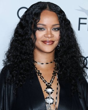  Rihanna geçen hafta sessizce müzik tarihi yazdı. Hafta sonu, plak şirketi ROC Nation tarafından Rihanna 'nın Spotify' da 50 milyar akışı geçtiği ortaya çıktı. HOLYWOOD, LOS ANGELES, CALIFORNIA, ABD - 14 Kasım: Barbadoslu şarkıcı