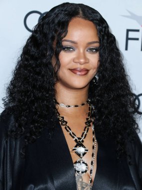  Rihanna geçen hafta sessizce müzik tarihi yazdı. Hafta sonu, plak şirketi ROC Nation tarafından Rihanna 'nın Spotify' da 50 milyar akışı geçtiği ortaya çıktı. HOLYWOOD, LOS ANGELES, CALIFORNIA, ABD - 14 Kasım: Barbadoslu şarkıcı