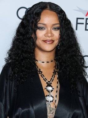  Rihanna geçen hafta sessizce müzik tarihi yazdı. Hafta sonu, plak şirketi ROC Nation tarafından Rihanna 'nın Spotify' da 50 milyar akışı geçtiği ortaya çıktı. HOLYWOOD, LOS ANGELES, CALIFORNIA, ABD - 14 Kasım: Barbadoslu şarkıcı