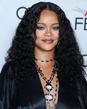  Rihanna geçen hafta sessizce müzik tarihi yazdı. Hafta sonu, plak şirketi ROC Nation tarafından Rihanna 'nın Spotify' da 50 milyar akışı geçtiği ortaya çıktı. HOLYWOOD, LOS ANGELES, CALIFORNIA, ABD - 14 Kasım: Barbadoslu şarkıcı